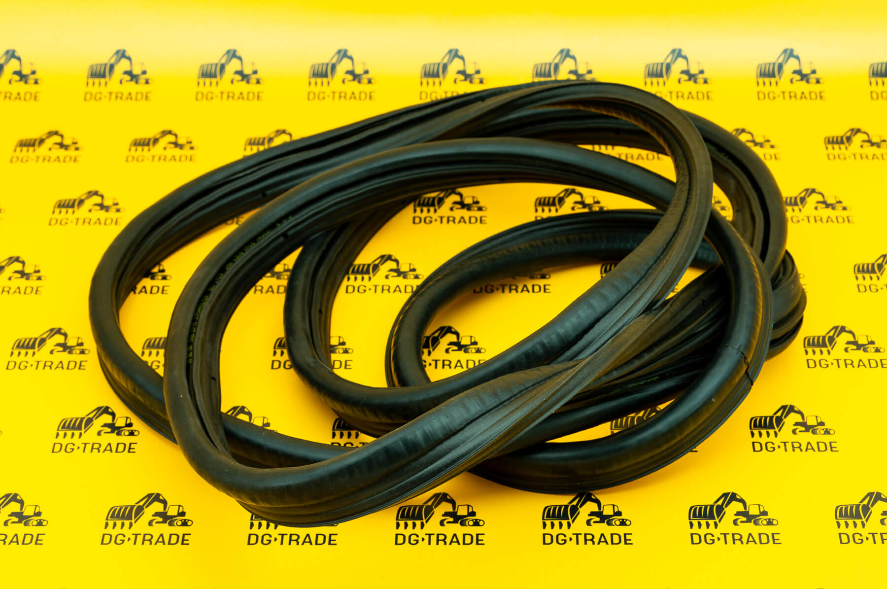 Уплотнитель левой форточки 331/23360 / JCB