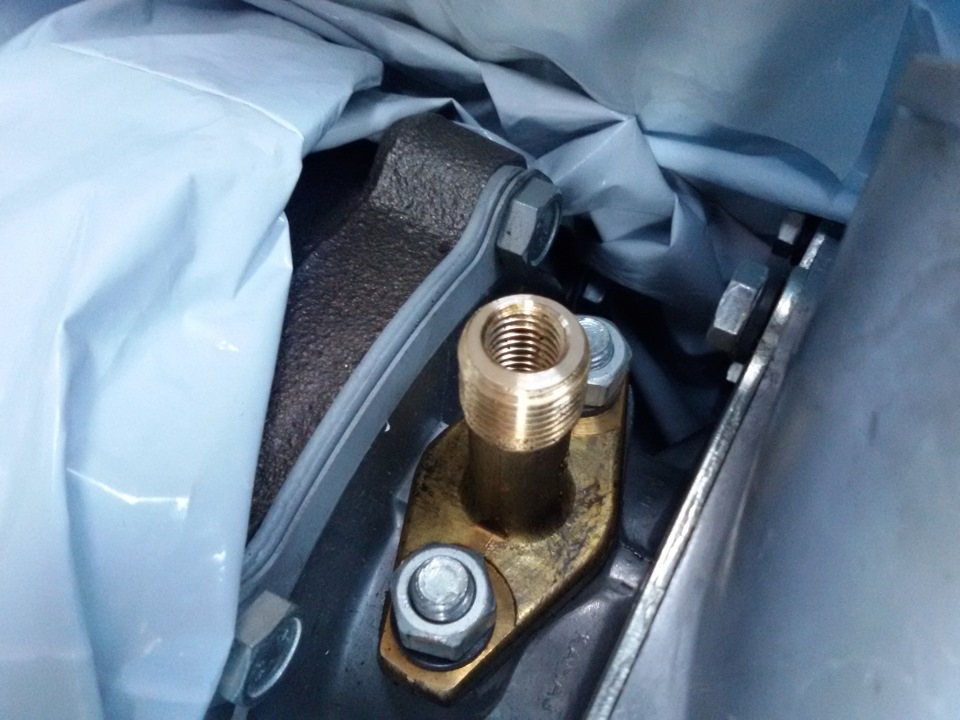 Штуцер подачи масла на ТКР (бронза наружняя резьба)