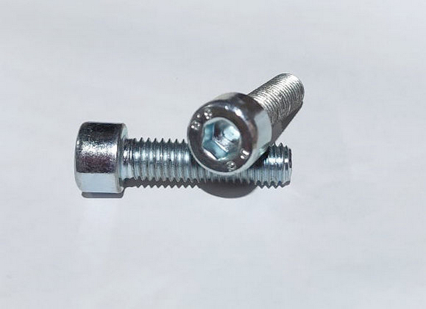 Болт под шестигранник М 8-90