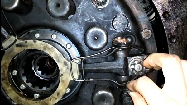 Гайка лапки выжимной корзины Д65 ЮМЗ