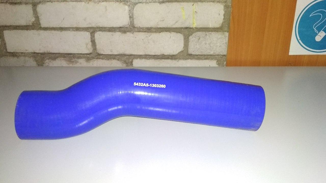 Патрубок радиатора МАЗ Ф70 365мм нижний кривой (силикон) / КМД